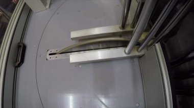 Testere ile kesme bir ahşap blok, sanayi iç, Testere makinesi bir ahşap blok kesme makinası, ahşap palet yapım makine palet sawmodern makine alet ahşap kirişler, yukarıdan, yakın çekim görünümü keser
