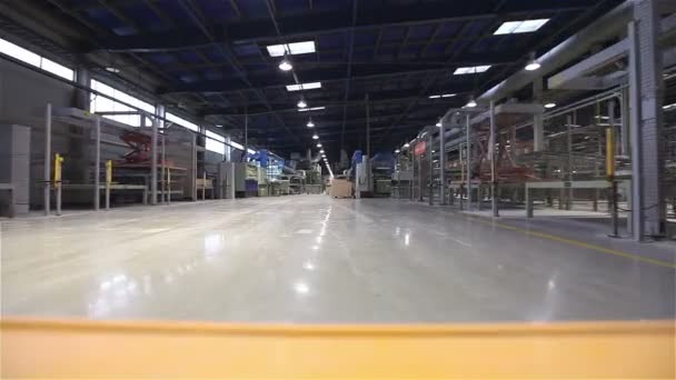 Autonome laden machine, Loading machine met kunstmatige intelligentie, automatische vervoerder in de fabriek — Stockvideo