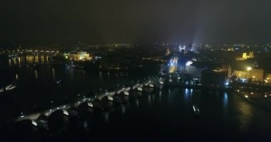 Prag, eski şehir için hava panoramik görünümü ve Charles Köprüsü, gece şehrin, Prag ışıkları gece Panoraması