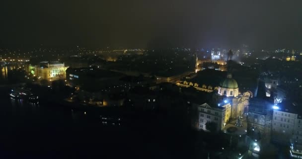 Noční panorama Prahy, panoramatický pohled ze vzduchu na Staroměstské náměstí, světla noční město, Praha