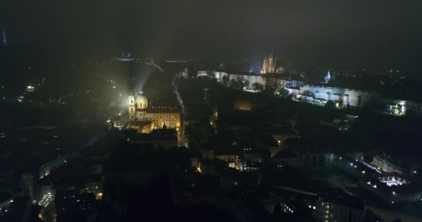 Ночная панорама Праги, панорамный вид с воздуха на старый город, огни ночного города, Прага — стоковое видео