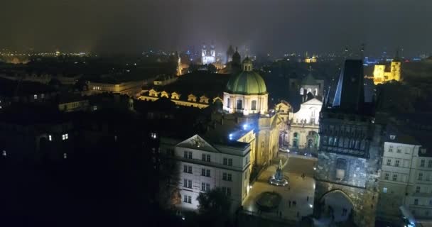 Ночная панорама Праги, Панорамный вид с воздуха на Собор Святого Вита в Праге, огни ночного города, Прага — стоковое видео