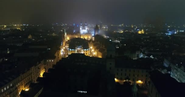 Ночная панорама Праги, панорамный вид с воздуха на старый город, огни ночного города — стоковое видео