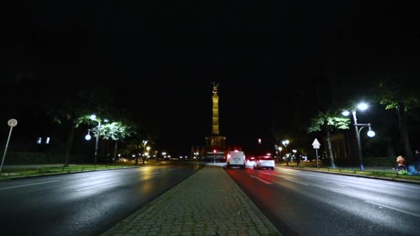 Alan ve Berlin, panoramik zafer anıtı Zafer Anıtı önünde karayolu — Stok video