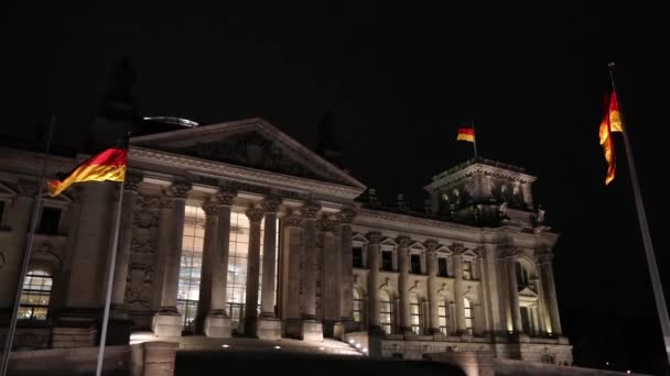 I Riksdagshuset på natten i Berlin, Bundestag på natt, vidvinkel, panorama. Tyskland — Stockvideo
