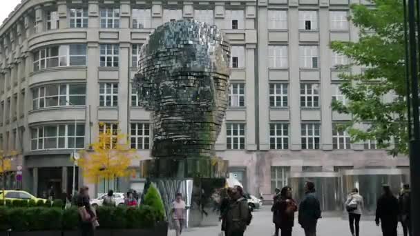 在布拉格的卡夫卡纪念碑, 卡夫卡的旋转雕像, 现代设计, timelaps — 图库视频影像