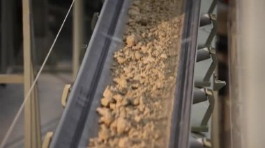 Konveyör bant ve fabrika, Seramik fabrika donanımları, konveyör, sanayi iç, hammadde konveyör taşıma kil sanat eseri