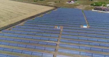 Panoramik bir güneş enerjisi santrali, güneş panelleri, güneş panelleri, üstten görünüm, yenilenebilir kaynaklar Tema, elektrik santrali, üstten görünüm güneş enerjisi santrali, endüstriyel arka plan için havadan görünümü satırı,