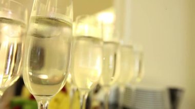 Köpüklü şampanya sıcak şömine önünde, bardaklarda şarap. Yakın çekim