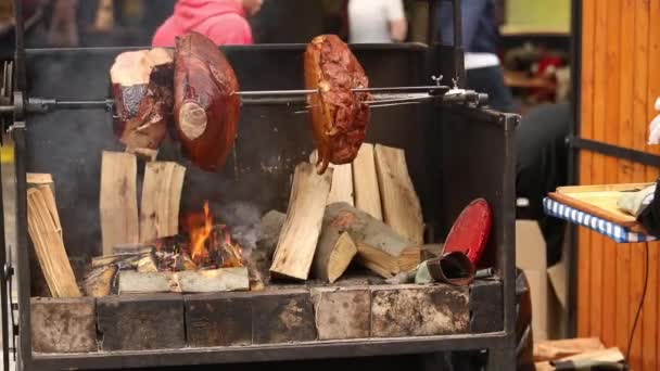 おいしい豚肉ハムの大きな塊は、暖炉で調理。屋台の食べ物。屋外ダイニング。男料理火、クローズ アップの串に肉の大部分をキャンプと火の上に唾を吐きかける料理、 — ストック動画