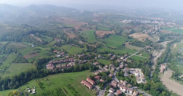 Небольшой древний итальянский город, итальянская деревня с воздуха, дорога в горах — стоковое видео