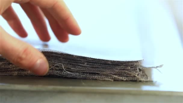 Des échantillons de tissu pour recouvrir les meubles, une pile de tissus de meubles sur la table 