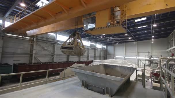 Arbeta på den bro crane lager granulering av bulkmaterial, lagerställen för bulkmaterial, Grab crane laster råvaror, crane hink, Modern fabrik, interiör — Stockvideo