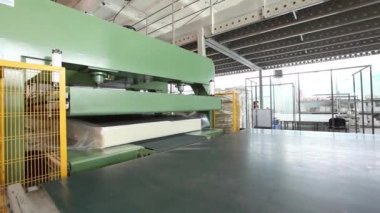 Yatak birim Hidrolik Pres altında sağlanan ve sıkıştırılmış, Hidrolik Pres sıkıştırır ve selofan, fabrika minder yatak sarar