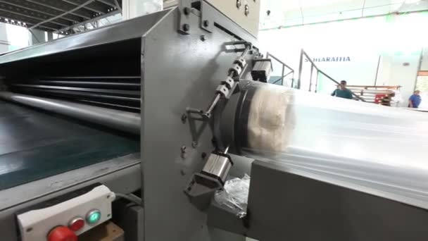 Le matelas est fourni sous une presse hydraulique et comprimé, presse hydraulique compresse et enveloppe le matelas en cellophane, matelas d'usine — Video