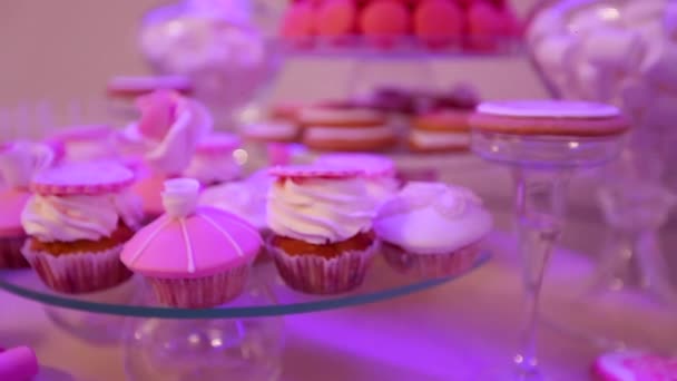フロント、美しいカップケーキ パーティーのデザート テーブル — ストック動画