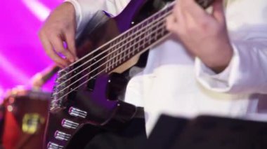 Gitar bir konserde canlı eylem