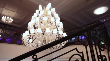 Sarayda asılı lüks büyük kristal bir avize sarkacak. Vintage aydınlatma lambaları Işık Ampüller ve bir sürü kolye. Koridorun antik çağların zengin iç.