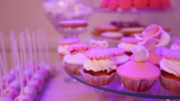 Dessert tabel voor party, mooie cupcakes, Receptie — Stockvideo
