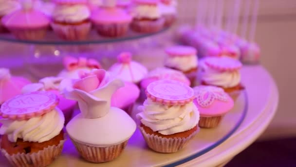 Dessertbordet för party, vackra cupcakes, receptionen — Stockvideo