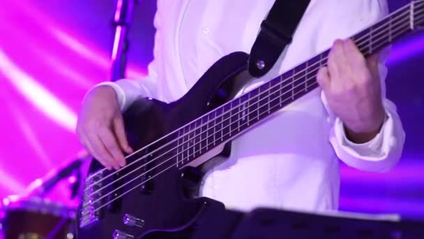 Homem está tocando guitarra no concerto — Vídeo de Stock