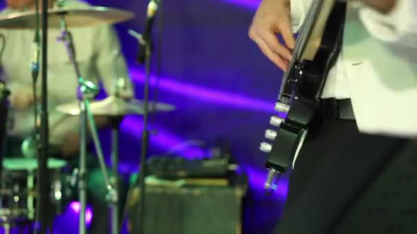 Gitarren live bei einem Konzert, Schlagzeuger im Hintergrund — Stockvideo