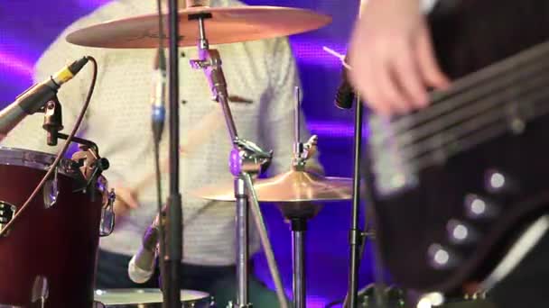 Gitaren in live-action op een concert, drummer in de achtergrond — Stockvideo