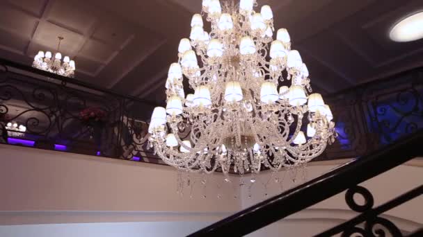 Luxe groot kristal kroonluchter opknoping in het paleis. Vintage verlichting lampen met lampen en een heleboel hangers. Het rijke interieur van de zaal van oude leeftijden. — Stockvideo