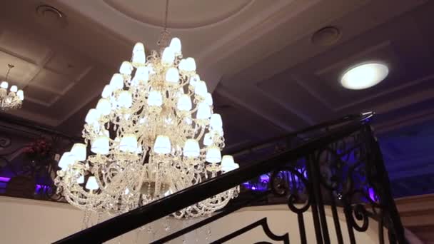 Grande bellissimo lampadario vintage, lampadario classico, bella decorazione — Video Stock