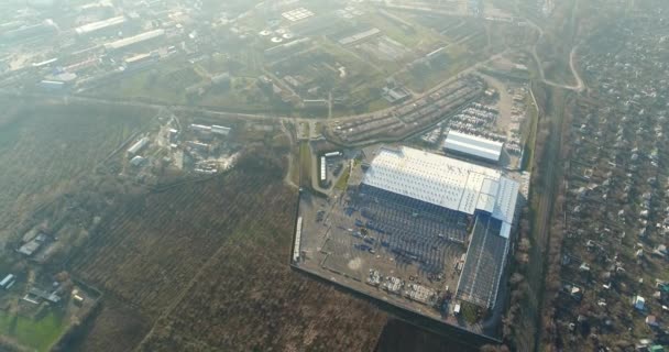 Bouw van een grote industriële gebouw of fabriek, industrieel gebouw buitenkant, moderne industriële exterieur, Panorama, uitzicht vanuit de lucht — Stockvideo