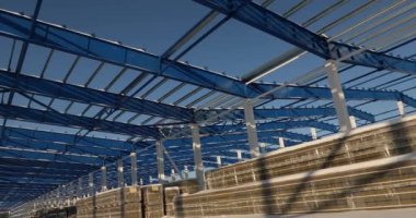 Modern depo inşaat alanında, yeni bir ticari bina modern fabrika veya Ambar inşaat arka planda açık mavi gökyüzü karşı Yapısal çelik yapısı