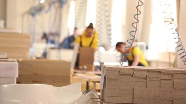 Mobilya fabrika işçilerini sarı tulum içinde toplamak mobilya, mobilya imalatı, sanayi iç, küçük alan derinliği