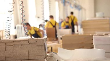 Mobilya fabrika işçilerini sarı tulum içinde toplamak mobilya, mobilya imalatı, sanayi iç, küçük alan derinliği