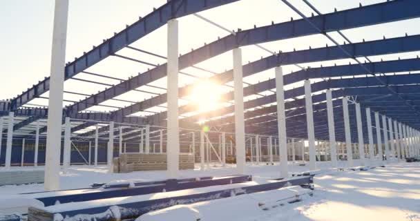 Byggandet av en modern fabrik eller lager, modern industriell exteriör, panoramautsikt, moderna förrådshuset byggarbetsplatsen, konstruktionsstål strukturen i en ny kommersiell byggnad — Stockvideo