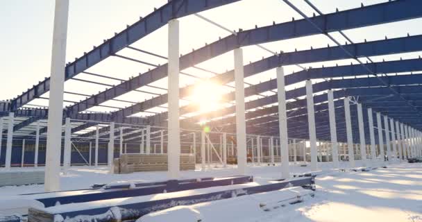 Costruzione di una moderna fabbrica o magazzino, moderno esterno industriale, vista panoramica, moderno cantiere di magazzino, la struttura in acciaio strutturale di un nuovo edificio commerciale — Video Stock