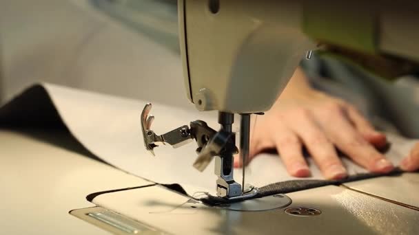 Vrouw die werkt op een naaimachine naalden naaimachine, vrouwelijke handen, Slow Motion Video, close-up, industriële naaimachine — Stockvideo