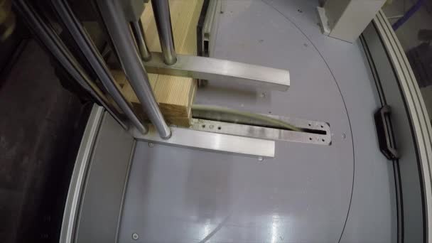 Segare un blocco di legno, Interni industriali, una segatrice per un blocco di legno, tagliatrice, pallet di legno che fa macchina pallet sega macchina utensile moderna taglia travi di legno, vista dall'alto, primo piano — Video Stock