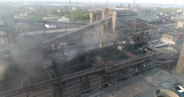 Sanayi Bölgesi üstten görünüm, endüstriyel nesnesinin görünümünü, bir fabrika, havadan görünümü, duman ve ateş, çevre kirliliği, çevre kirliliği, ekolojik felaket, panoramik, 4k avlusu