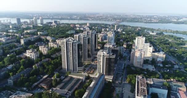 Moderne gebouwen in het centrum van de oude stad, bovenaanzicht — Stockvideo