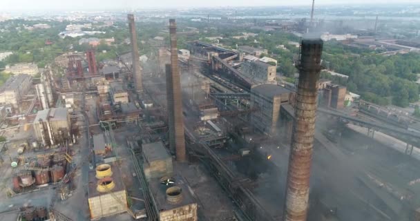 Industriegebiet von oben, Ansicht des Industrieobjekts, Innenhof einer Fabrik, Luftaufnahme, Rauch und Feuer, Umweltverschmutzung, Umweltverschmutzung, Umweltkatastrophe, Panoramablick, 4k — Stockvideo