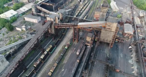 Zone industrielle vue de dessus, Vue sur l'objet industriel, Cour d'usine, Vue aérienne, Fumée et incendie, pollution de l'environnement, pollution de l'environnement, catastrophe écologique, vue panoramique, 4K 