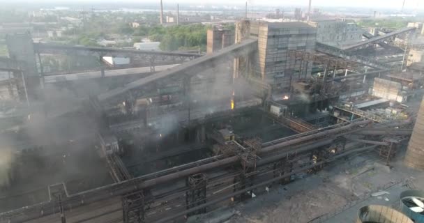 Industriegebiet von oben, Ansicht des Industrieobjekts, Innenhof einer Fabrik, Luftaufnahme, Rauch und Feuer, Umweltverschmutzung, Umweltverschmutzung, Umweltkatastrophe, Panoramablick, 4k — Stockvideo