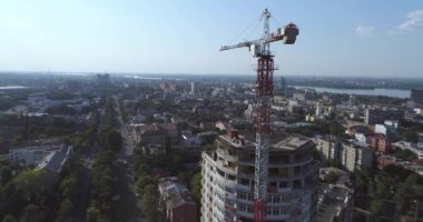 Vinçler, tamamlanmamış çok katlı bina, Bina yüksek doğmak, panoramik bir çok katlı bina inşaatı