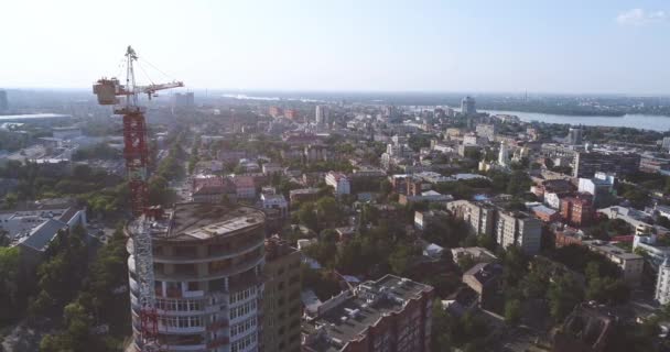 Construcción de un edificio de varios pisos, grúa torre, edificio de varios pisos sin terminar, construcción de una gran altura, vista panorámica — Vídeos de Stock