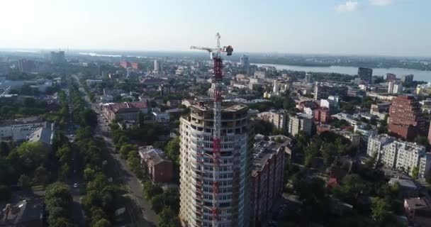 Будівництво багатоповерхового будинку, Баштовий кран, Незакінчена багатоповерхова будівля, Будівництво висотного підйому, Панорамний вид — стокове відео