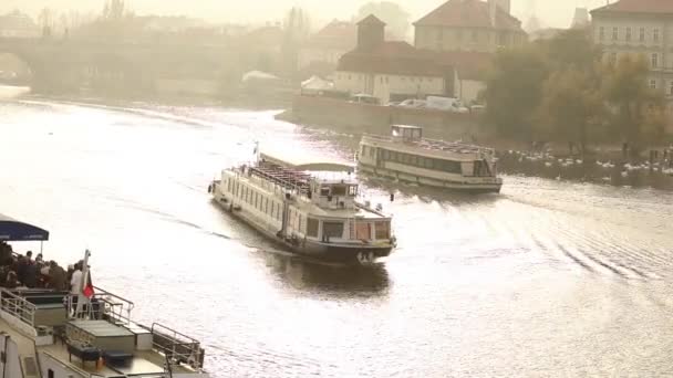 Een grote toeristische boot in Praag. Charles bridge, Prague — Stockvideo