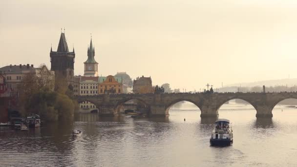 Viejo puente sobre el río. Puente de Carlos, Praga — Vídeo de stock