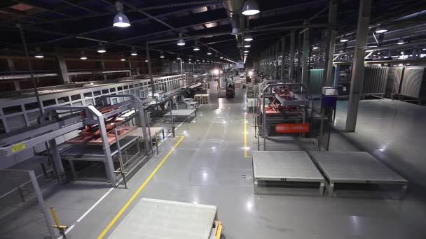 Fabricación de baldosas cerámicas, Planta de Cerámica, línea de producción, AGV transporta productos, Plataforma eléctrica automatizada de vehículos guiados, Apilador automático, AGV, planta moderna, Interior industrial — Vídeo de stock