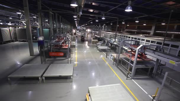 Fabricação de telhas cerâmicas, Planta Cerâmica, linha de produção, AGV transporta produtos, Electric Automated Guided Vehicles Platform, Empilhadeira automática, AGV, planta moderna, interior industrial — Vídeo de Stock