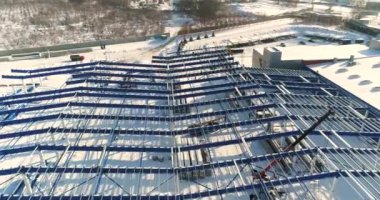 Bir modern fabrika veya bitki, sanayi bölgesi kış, panoramik görünümü hava inşaat. Karla kaplı alanda, yapısal çelik yapı, yeni bir ticari bina modern bitki